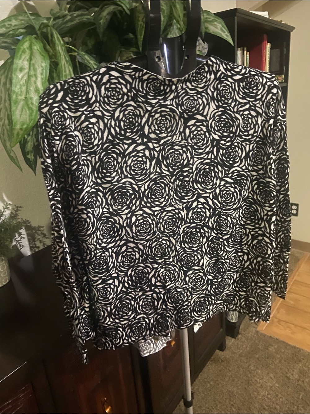 Sejour Black and White Rose-Print Long Sleeve Top